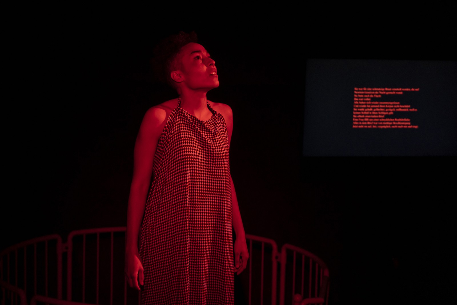 Sarah in rotem Licht