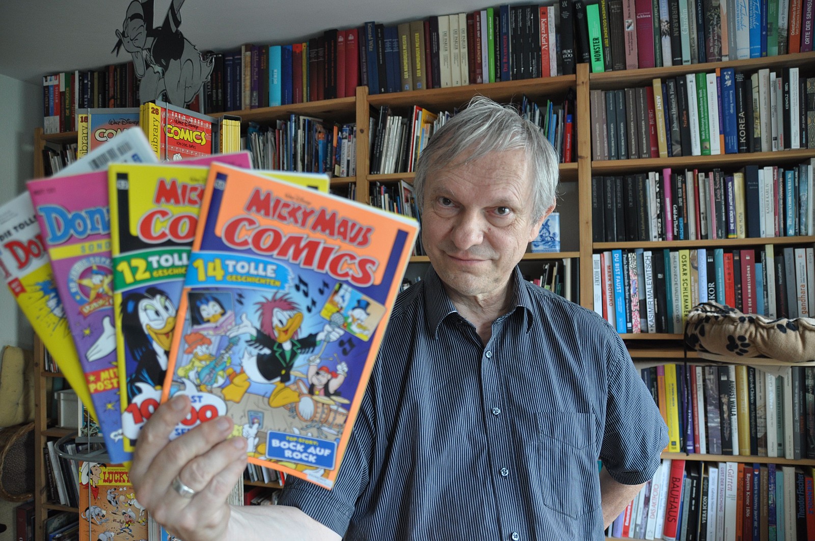 Markus von Hagen mit Comics in der Hand