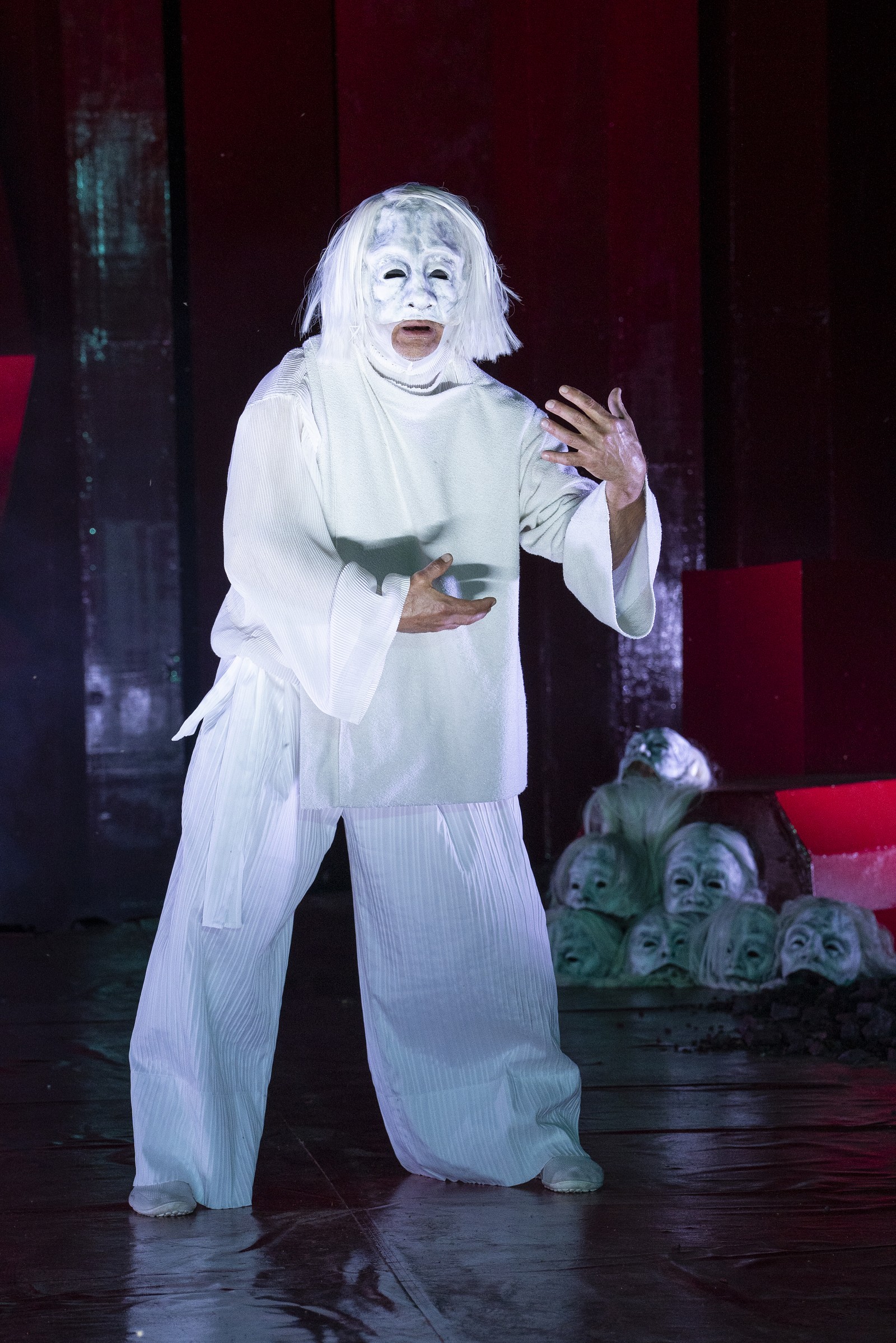 Eine weiße Männergestalt