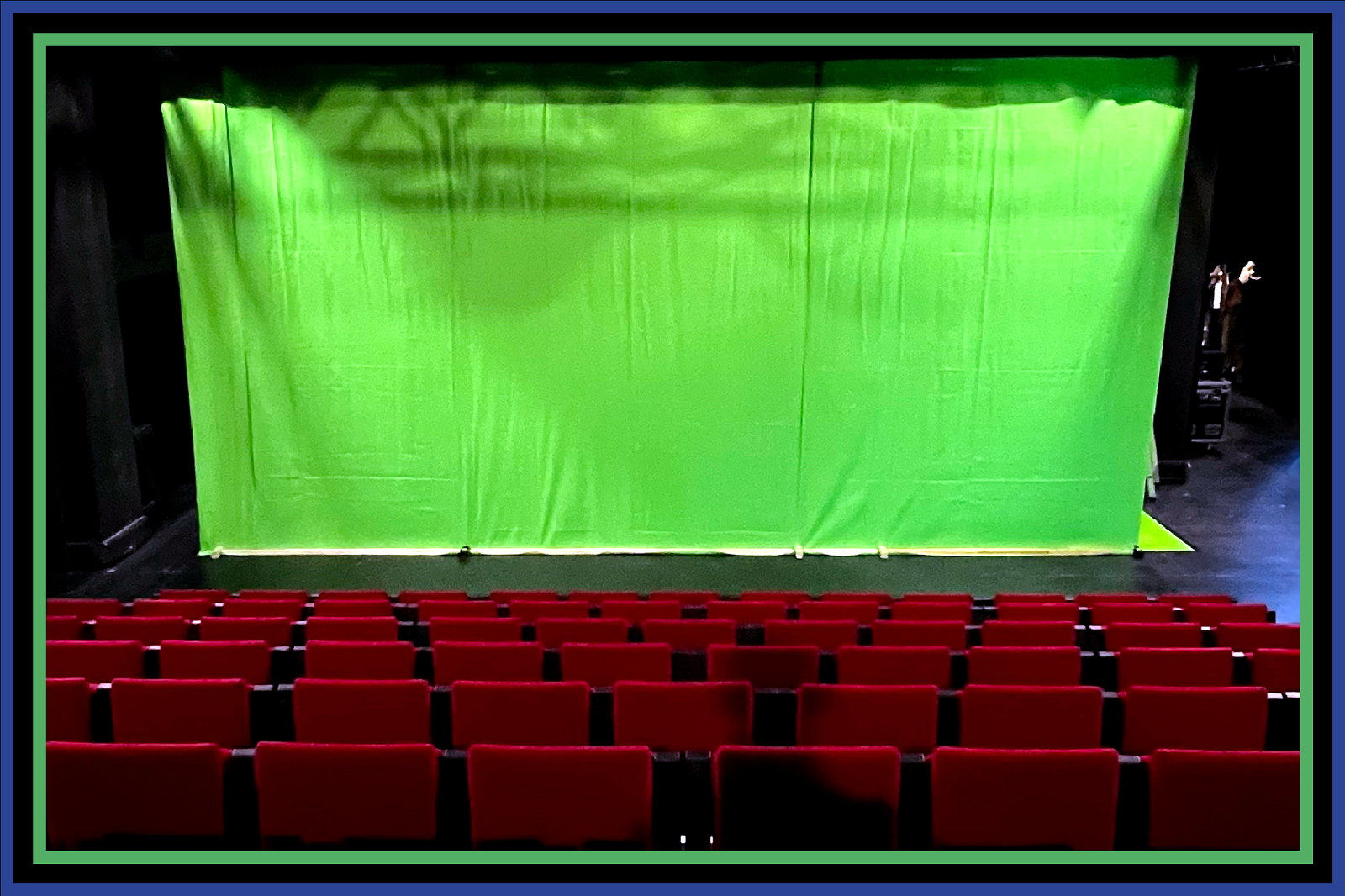 Zuschauerraum mit Greenscreen auf der Bühne