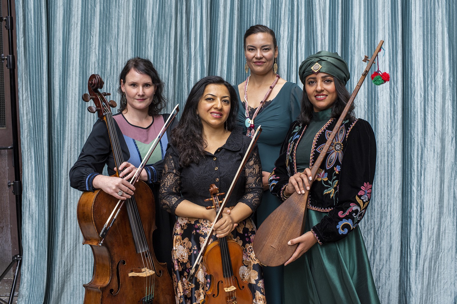 Trio Sêreng & Yalda Abbasî vor einem Vorhang