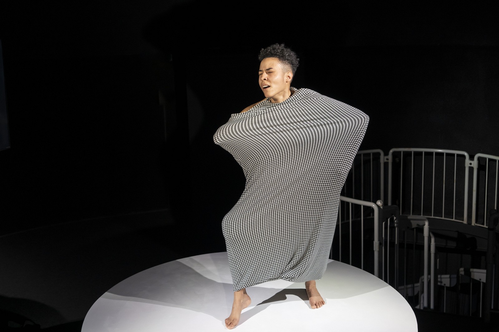 Spielerin kämpft mit ihrem Kostüm