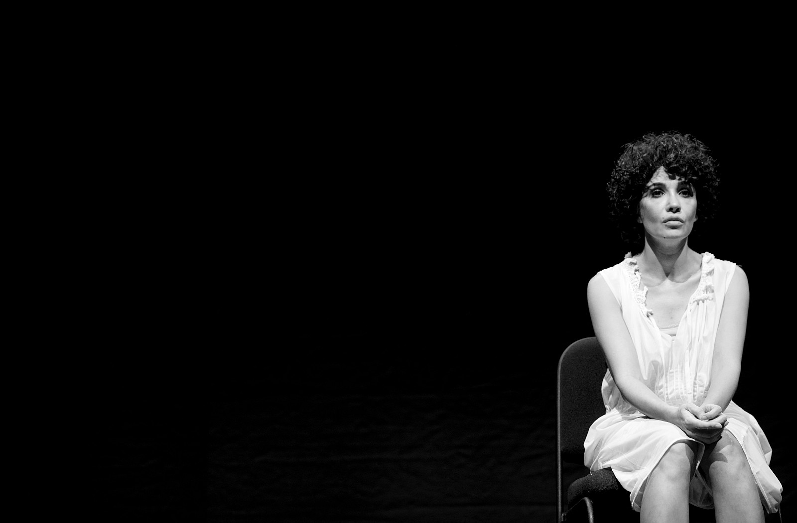 Schauspielerin sitzt auf dem Stuhl