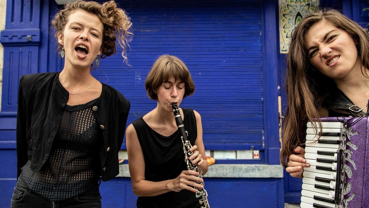 Musikerinnen an den Instrumenten