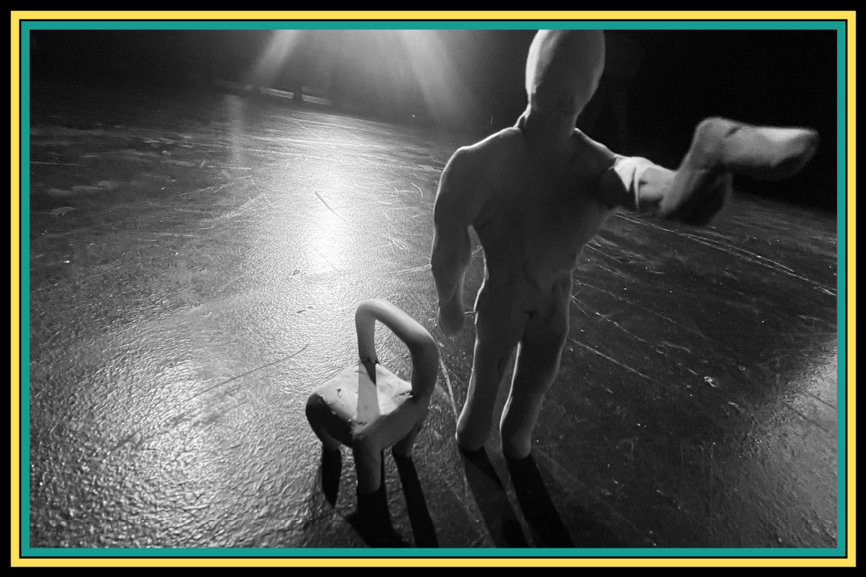 Eine Knetfigur mit Pistole